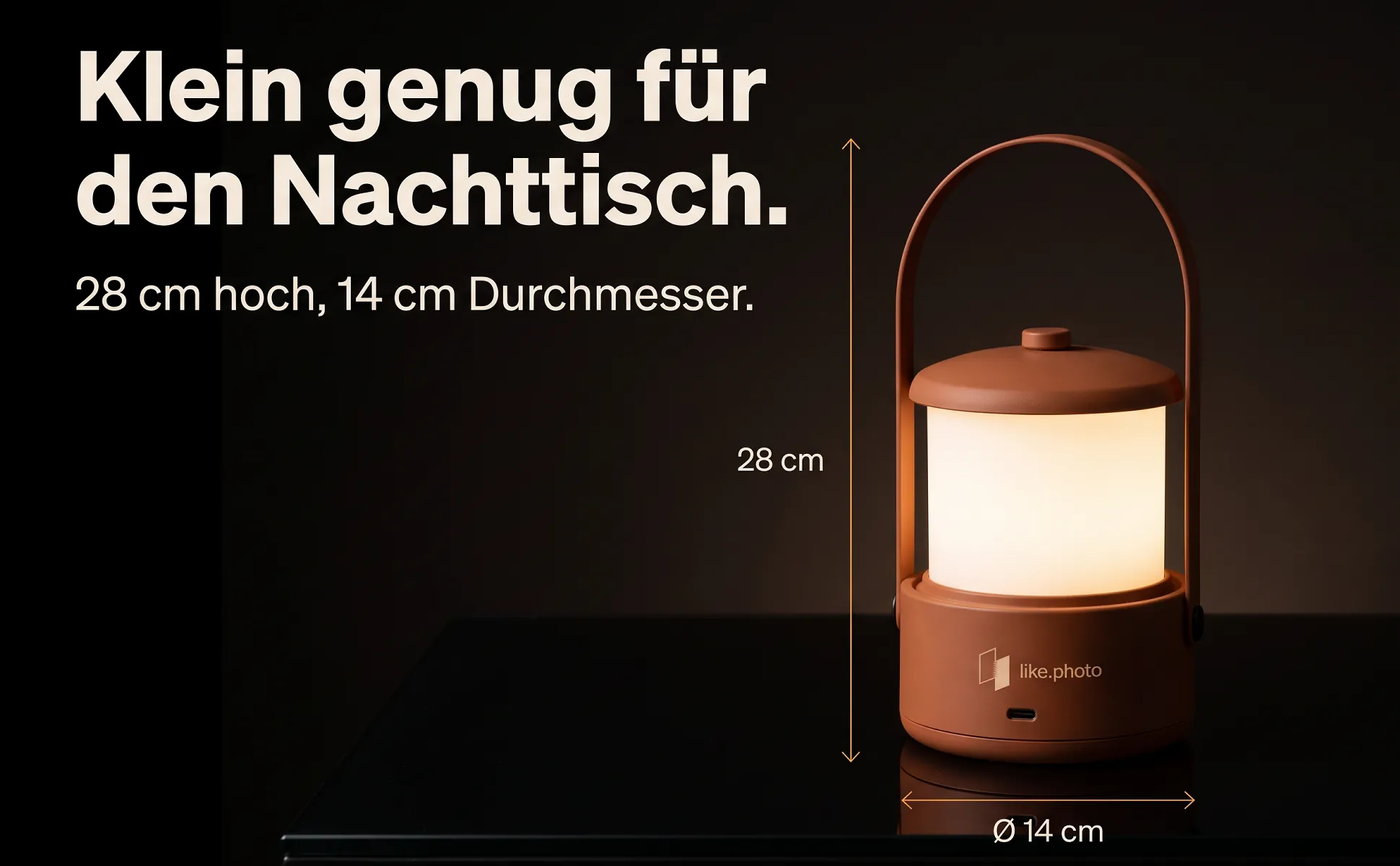A+ image "Explainer graphic" for Cordless table lamp in the Dark premium style, German text: Klein genug für den Nachttisch., 28 cm hoch, 14 cm Durchmesser., 28 cm, Ø 14 cm