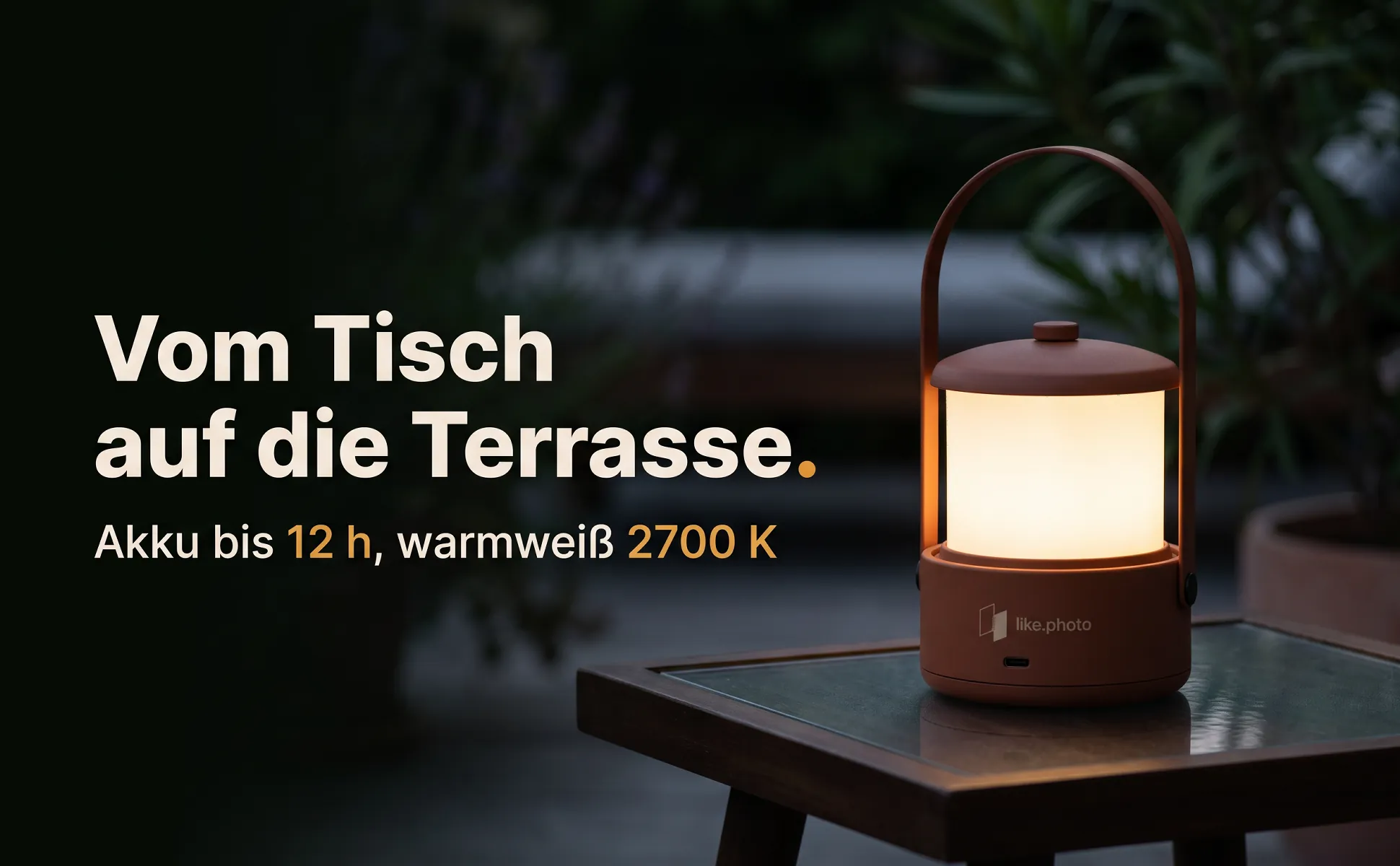 A+ Bild „Einsatzort“ für Kabellose Tischleuchte im Stil Dark Premium: Vom Tisch auf die Terrasse., Akku bis 12 h, warmweiß 2700 K