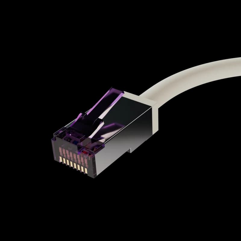 Patchkabel-Stecker auf weißem Hintergrund
